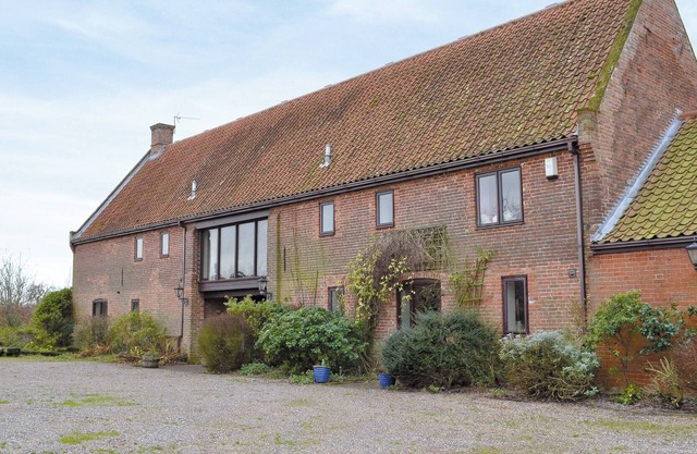 5 bedroom accommodation in Clippesby, near Great Yarmouth