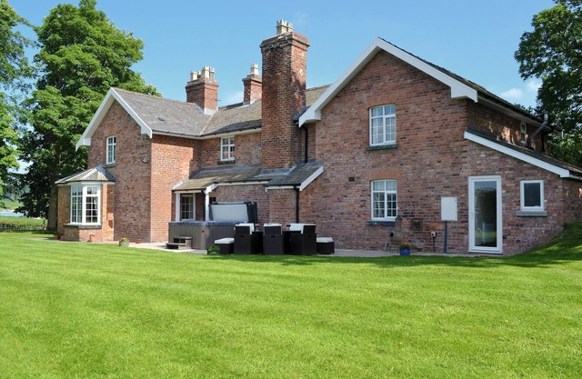 5 bedroom accommodation in Newtown
