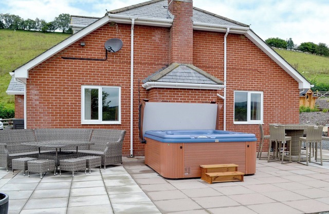 5 bedroom accommodation in Llananno, near Llandrindod Wells