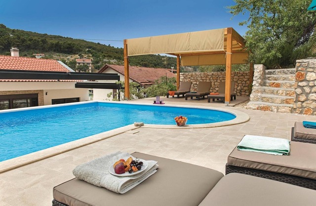 5 bedroom amazing home in Zaton