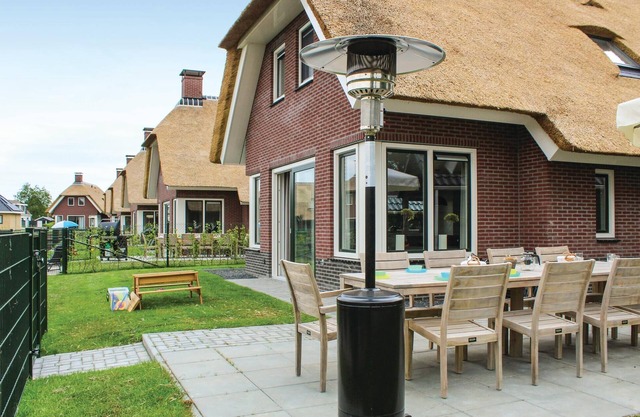 5 bedroom amazing home in Idskenhuizen