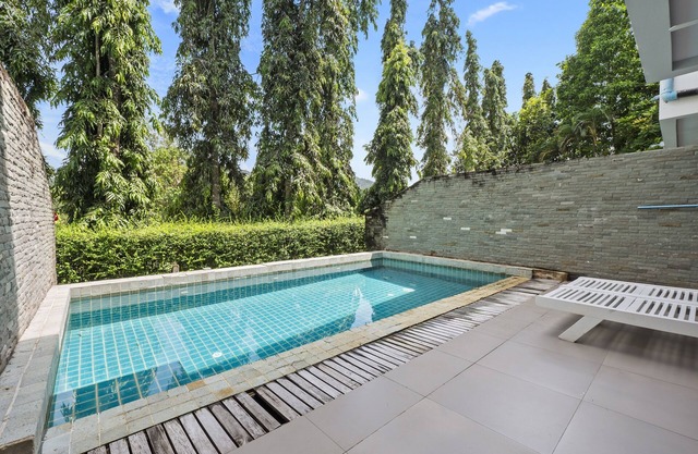 5 bedroom/bathroom villa for 14 guests, private pool, 7kms to Patong beach.