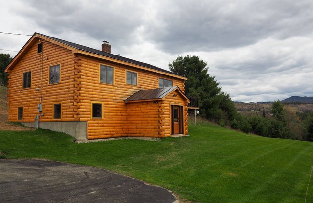 5-bedroom cabin on large private lot in East Burke near KINGDOM TRAILS