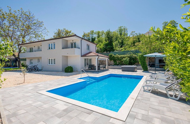 5 bedroom gorgeous home in Zmijavci