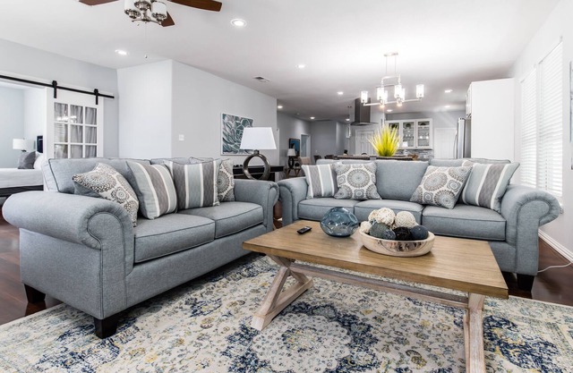 5 Bedroom Home - Walk to restaurants and shops!