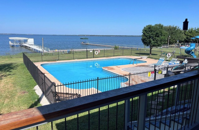 5-bedroom house, pool, outdoor pizza oven, outdoor kitchen, lake view, secured