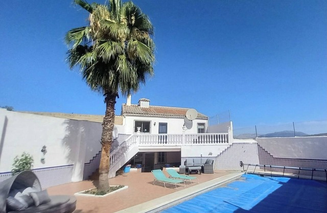 5 Bedroom House, Private Pool and Outside Kitchen
