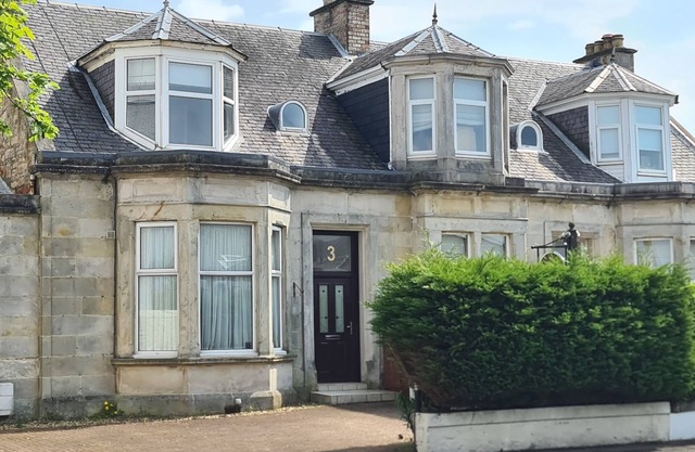 5 Bedroom House, Sleeps 10, Full Kitchen & Private Parking x 3