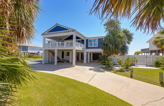 5-bedroom house in charming Alligator Point with a Pool. Beachfront and Bayfront