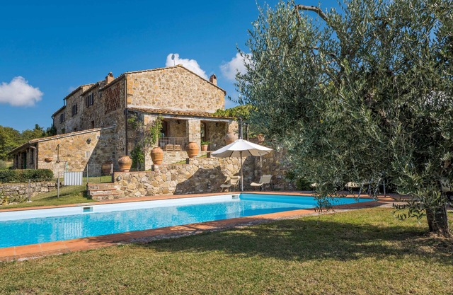 5 bedrooms villa in the Chianti region with private swimming poo, A/C and Wi-Fi