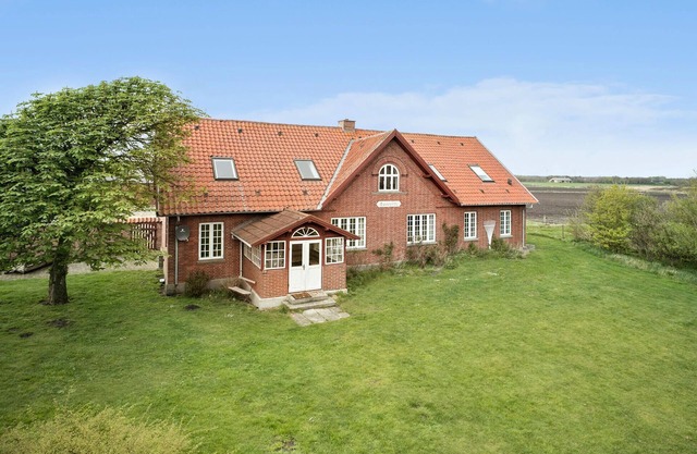 5 bedroom lovely home in Bøvlingbjerg