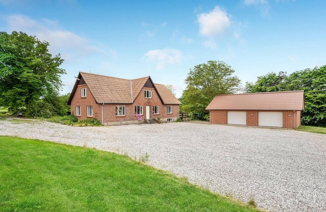 5 bedroom lovely home in Grenaa