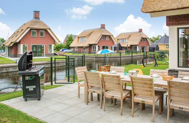 5 bedroom nice home in Idskenhuizen