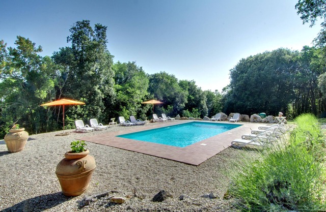 5 bedroom property with private pool, gym, ping pong, 90km northern Rome