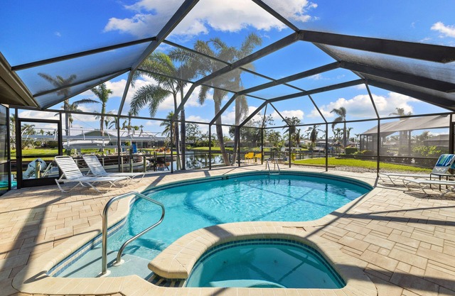 5 Bedroom Saltwater Pool Home W/Kayaks, Bikes and BOAT!nAdventure awaits!