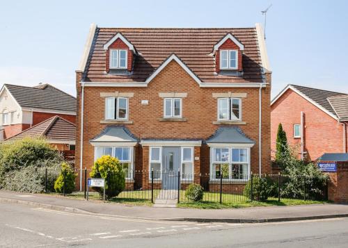 5 Bedroom Stunning House- Sleeps 14 with 11 Beds
