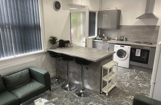 5 bedroom- Stunning Townhouse in City Centre near Alton Towers & Peak District