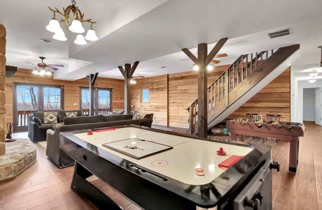 5 Bedroom Suites, Hot Tub, Jacuzzi Tub & Game Room
