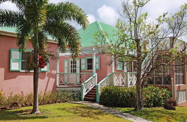 5 bedroom Villa with pool, 5 min walk to the beach