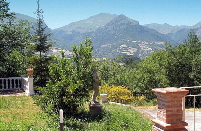 5 Bedroom Villa in Montefortino