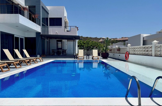 5 Bedroom Villa With Heated Pool, Garden With BBQ & Views Over Hills And Ocean