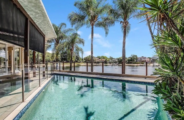 5 Bedroom Water Front Home Broadbeach Waters. Sleeps 10.