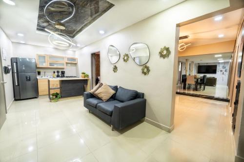 5 bedroom, with Arcade machine and foosball, 1 block from Lleras park P3