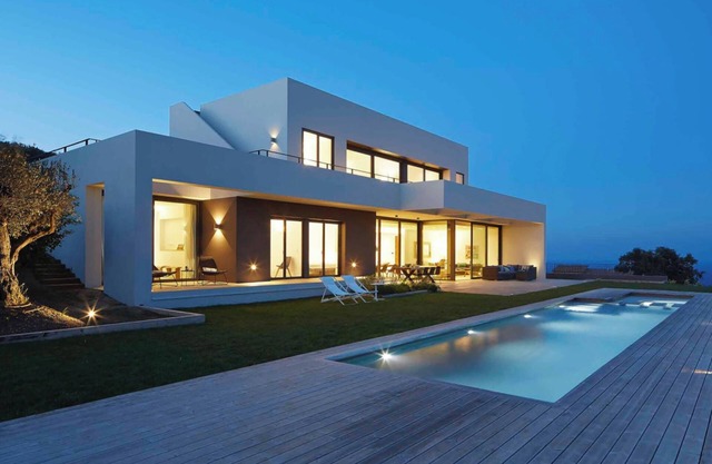 5 bedrooms, 4 bathrooms, large garden, swimming pool with sea views