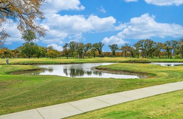 5 Bedrooms 6 beds.Golf,AT&T stadium,Epic six flax near supermarket,coffee shops.