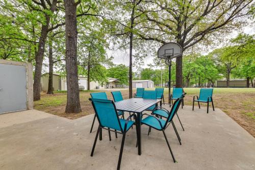 5 Blocks to Beach Access Sanders Island Getaway!