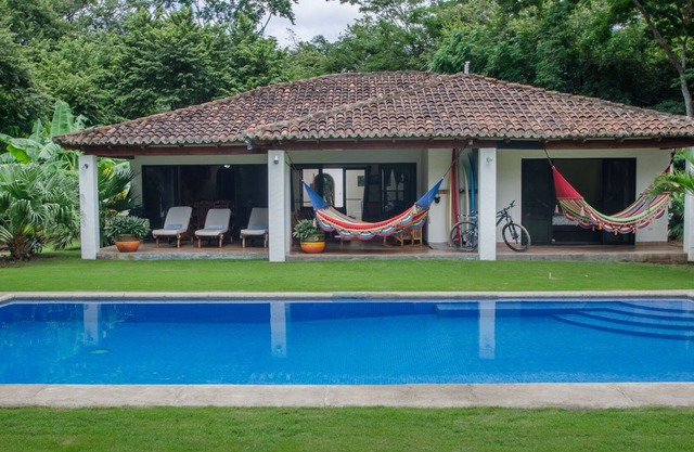 5 Br/ 4.5 Ba House W/ Pool. Just 5 Mins Walk From Beach & Surf Breaks!