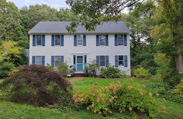 5 Cardinal Rd - Spacious 4BR Retreat: Hot Tub, Firepit, Pet-Friendly, Sleeps 10