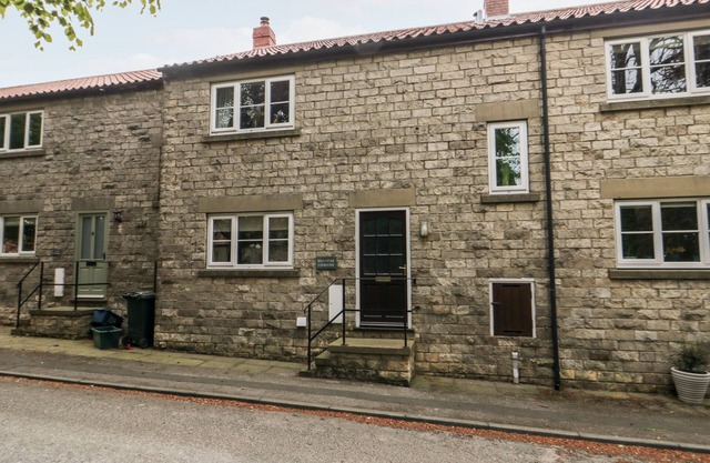 5 CHURCH VIEW, family friendly, with open fire in Thornton Dale