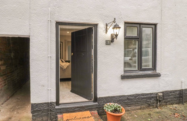 5 COLEY LANE, pet friendly, with a garden in Great Haywood