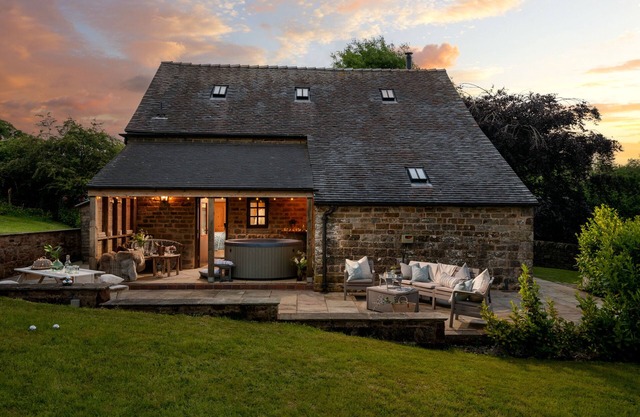 5⭐️ EXCEPTIONAL BARN, HOT TUB, LOG BURNER, SUPPER ON ARRIVAL, BREAKFAST INCLUDED
