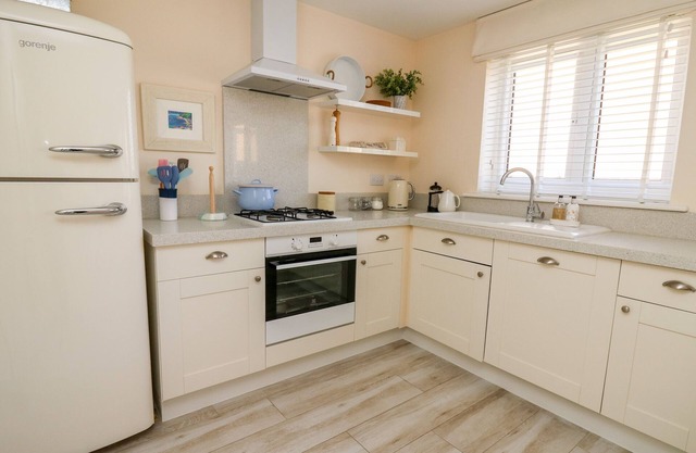 5 FFORDD Y MEILLION, pet friendly, with a garden in Llanelli