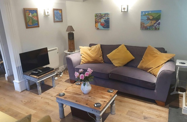 5 Glanrhaiadr, Llangrannog