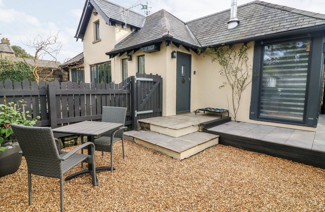 5 LAKE HOUSE, pet friendly, with open fire in Bentham, Yorkshire