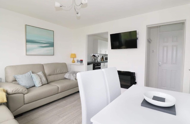 5* Light & Airy Chalet 5min walk 2 beach nr BroadsSunbeach Chalets 143 a contemp