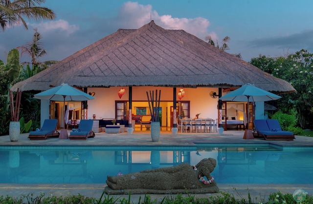 5 * Lovina Beachfront pool villa Free Dolphin Tour
