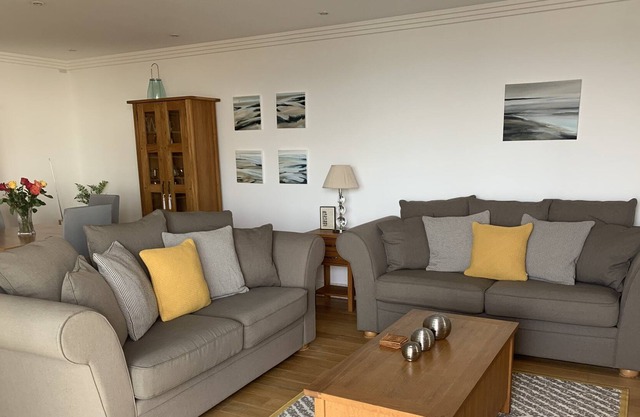 5* Luxury Apartment - 2 Bedrooms And 2 Bathrooms with amazing Solent views.