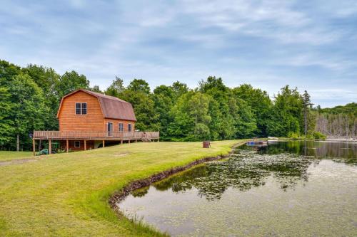 5 Mi to Jay Peak Resort Cabin with Pond Access!