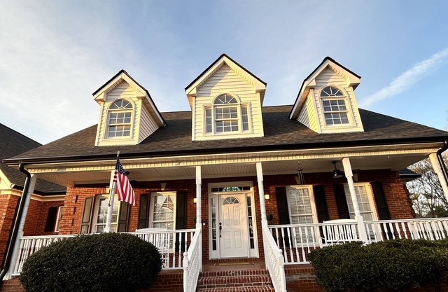 5 min-downtown Monroe, & Wedding Venues. UGA Stanford Stadium just 20 minutes!