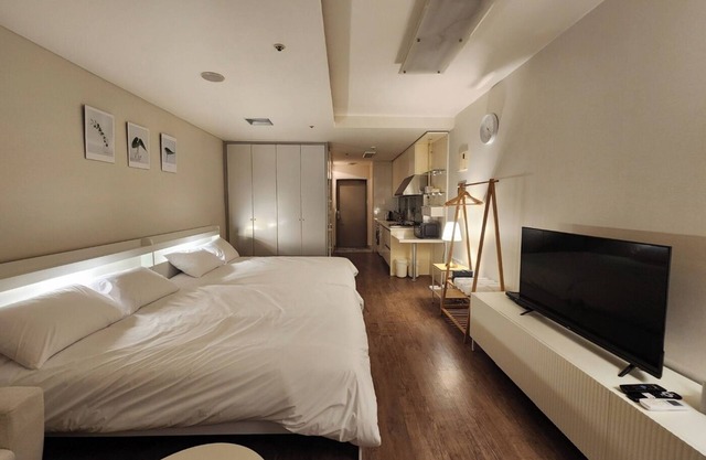 5 min from Gangnam Station/Cozy Mood Lighting & Two Comfy Beds