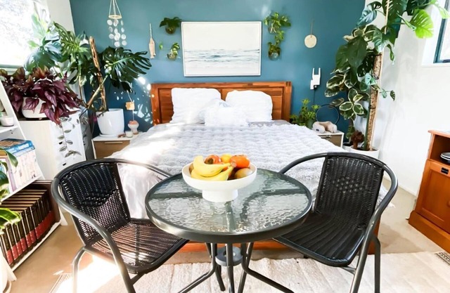 5 min walk to beach. nBed & Breakfast in Self Contained Studio with Outdoor Bath