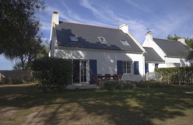 5-Min Walk to Donnant Beach, Modern House with Garden, No Pets, No Smoking