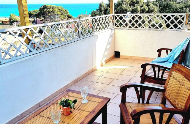 5 min walk to the beach!Stylish home with views.n