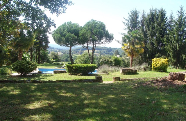 5 mins from Sarlat, character house renovated, lovely view, large swimming pool.