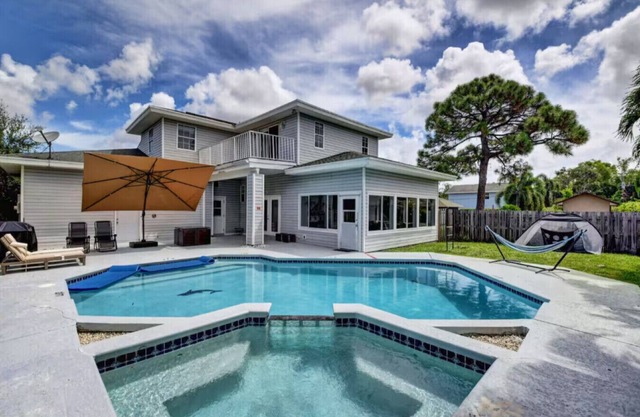 5 Mins from the Beach! Private Pool and Hot Tub, Mini-Golf & Entertainment