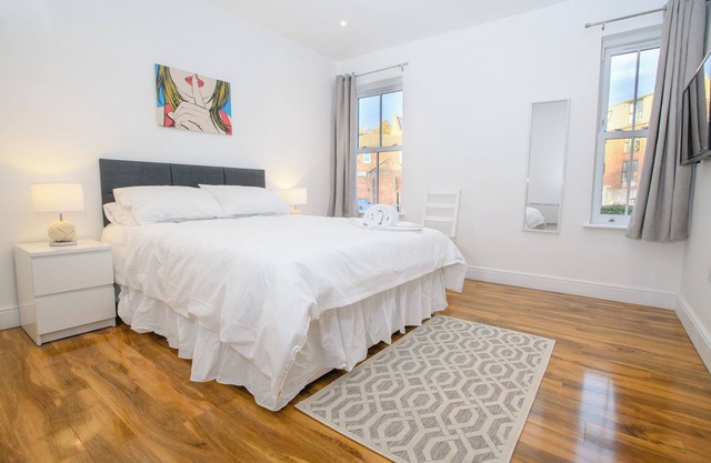 5 mins to buzzing city center 1 bed en-suite room king sized bed free toiletries